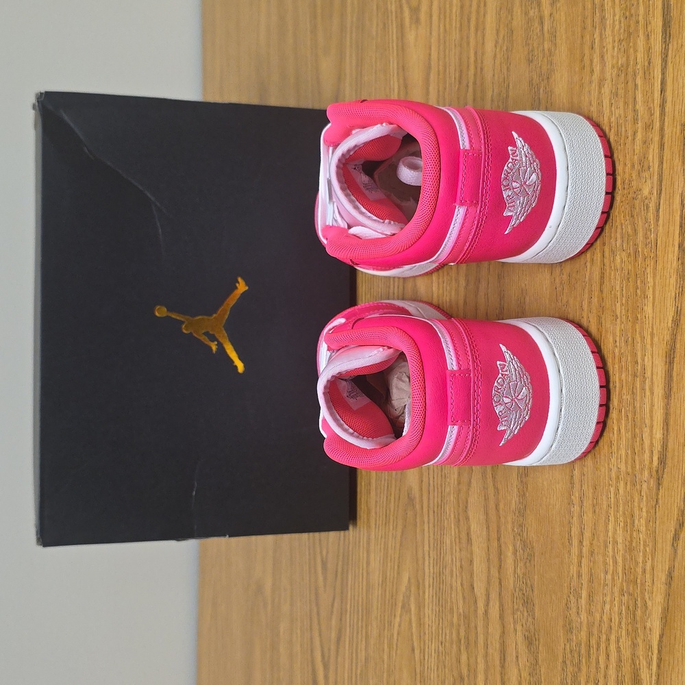 Air Jordan 1 Low GS Pink Foam/Hyper Pink Size Women's 7.5 553560-661 New - Picture 4 of 8